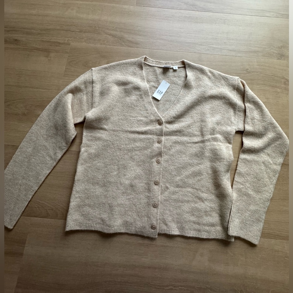NWT GAP Women's Light Beige/Tan V-Neck Button Front Cardigan (Size XS)
